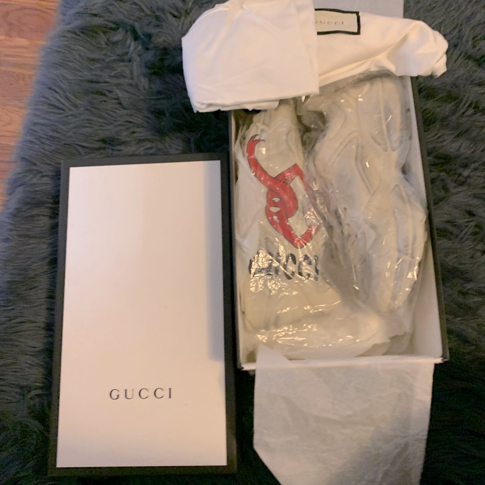 Gucci women’s rhyton sneaker with mouth 💋 print size 40.5